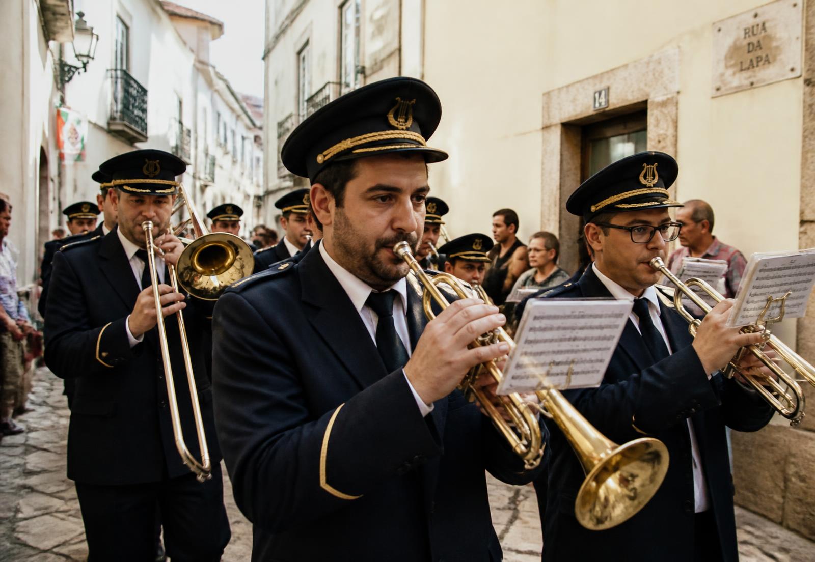 Músicos de uma banda filarmónica portuguesa a tocar numa arruada